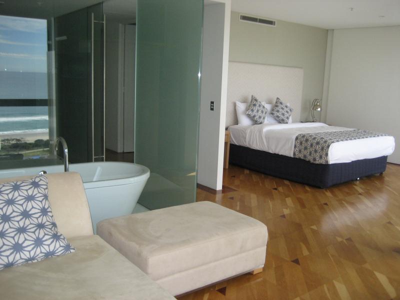 Main Bedroom, with ensuite, Spa bath - Aria Apartments
