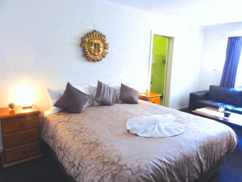 King room with lounge - Batman Launceston
