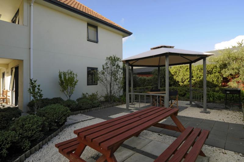 Guest BBQ Area - Bella Vista Motel Taupo