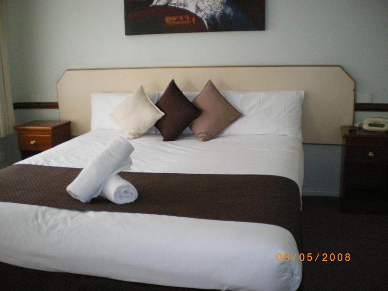 King size beds or queen and single - Bent Street Motor Inn