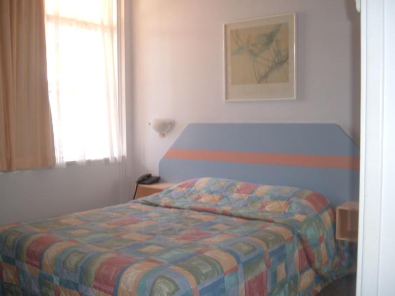 HOT DEAL QUEEN ROOM - Golden Sands Motor Inn