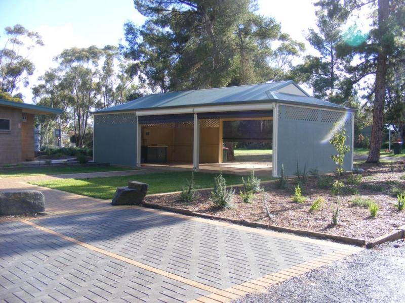 Large pergola and BBQ area - Kapunda Tourist Park