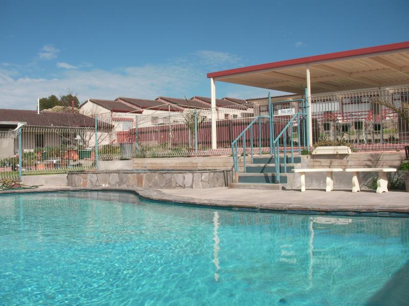 outdoor pool with shelter - Oyster Court Motel & Holiday Units Stansbury