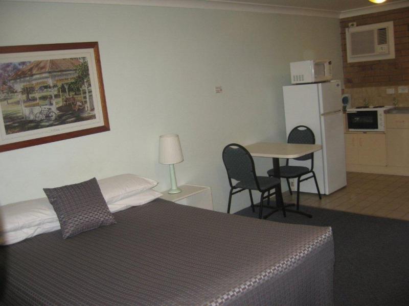 Spacious Queen studio - Paramount Motel Brisbane