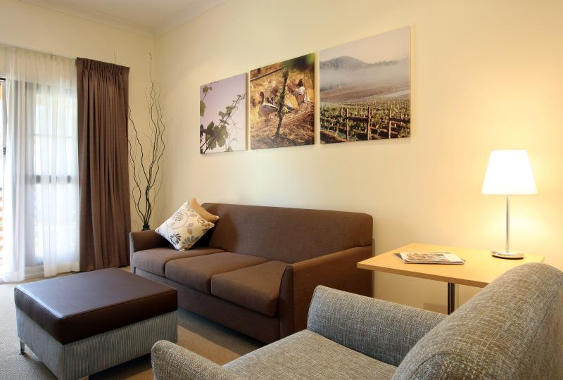 Deluxe Queen Suite - Lounge - Pokolbin Village