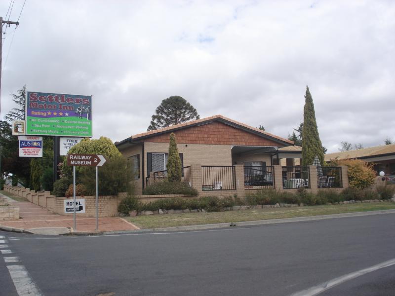 view from street - Settlers Motor Inn