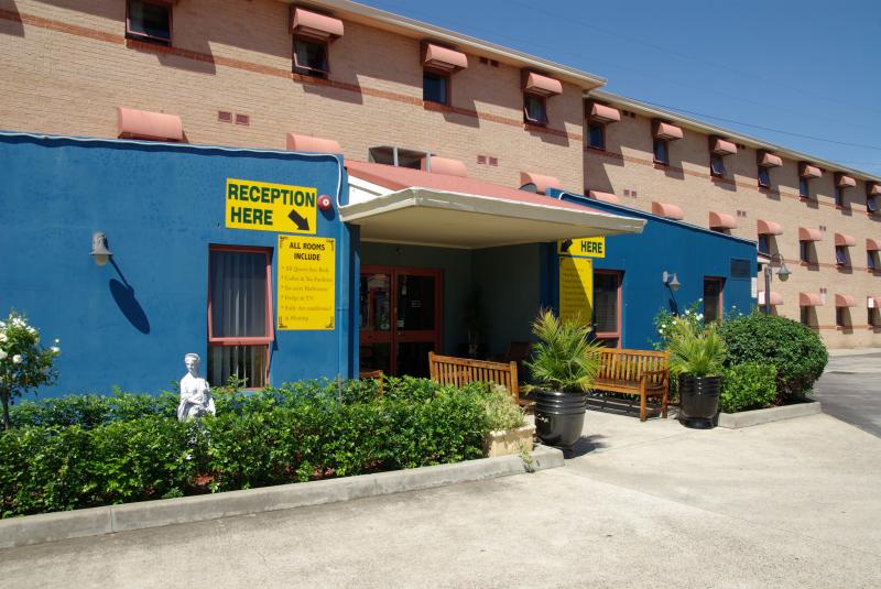 Front Entrance - Sleep Express Motel