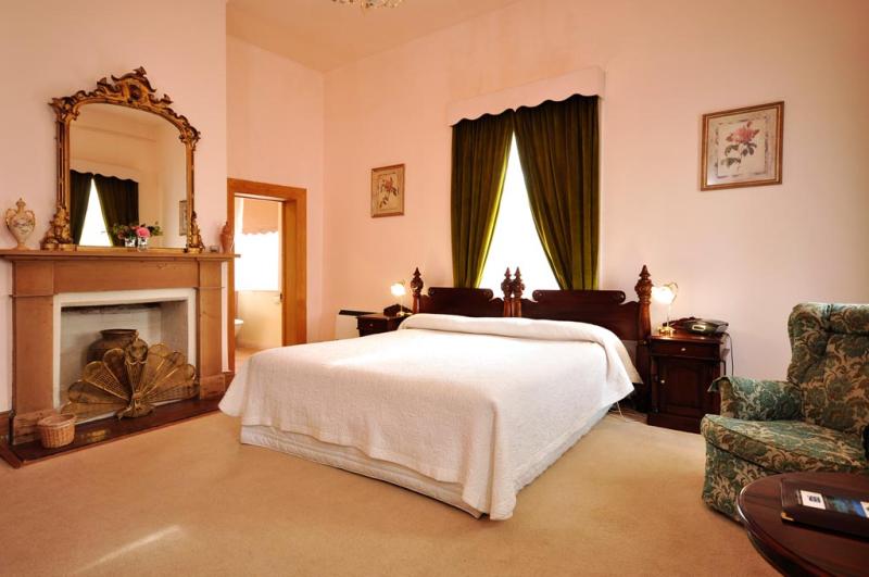 Deluxe Spa room - spacious, sunny & comfortable - The Racecourse Inn