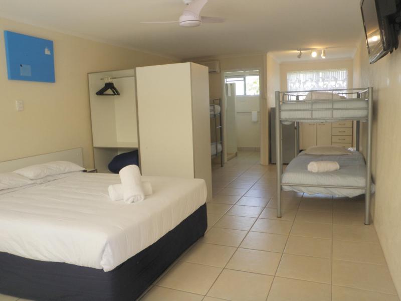 FAmily room - Tin Can Bay Motel & Holiday Units