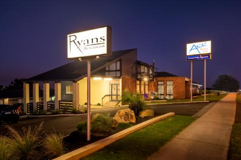 Entrance at night - Ace Motor Inn