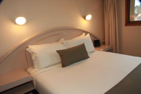 One Bedroom Suite - Adelaide Meridien Hotel & Apartments