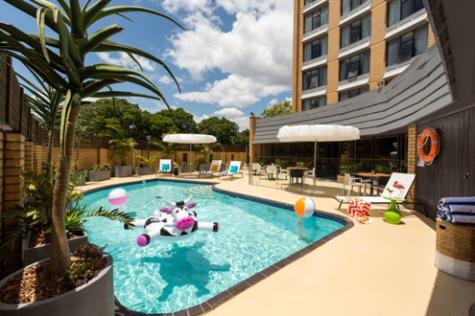 Atura Albury outdoor swimming pool - Atura Albury
