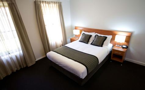 Queen room - Best Western Plus Charles Sturt Suites & Apartments