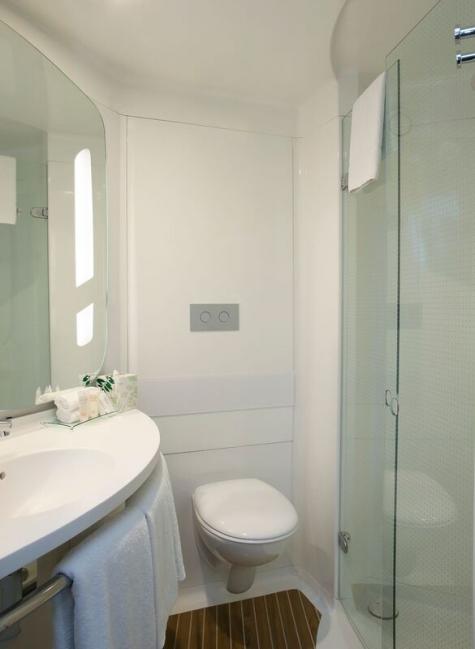 Bathroom - ibis Sydney Airport