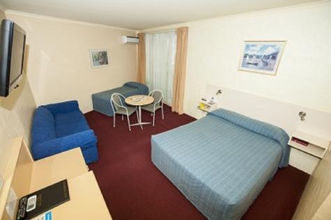 Queen with single room - Palm Court Motor Inn