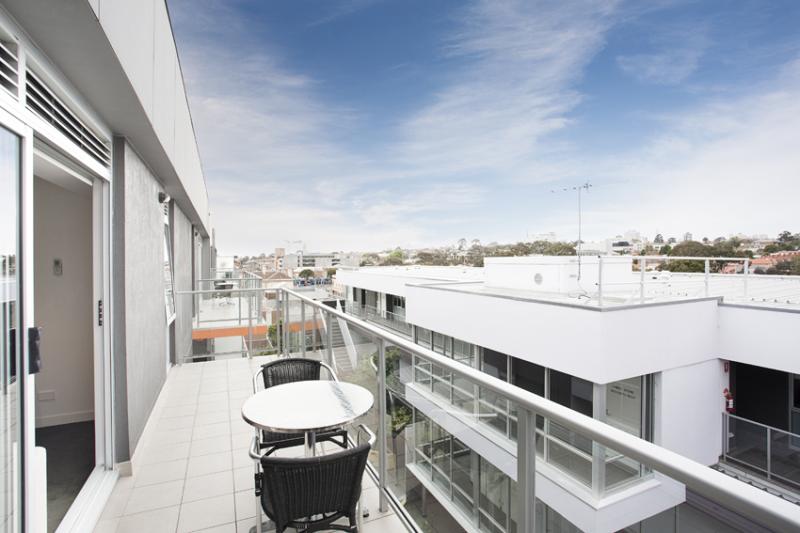 Balcony
 - Adara St Kilda