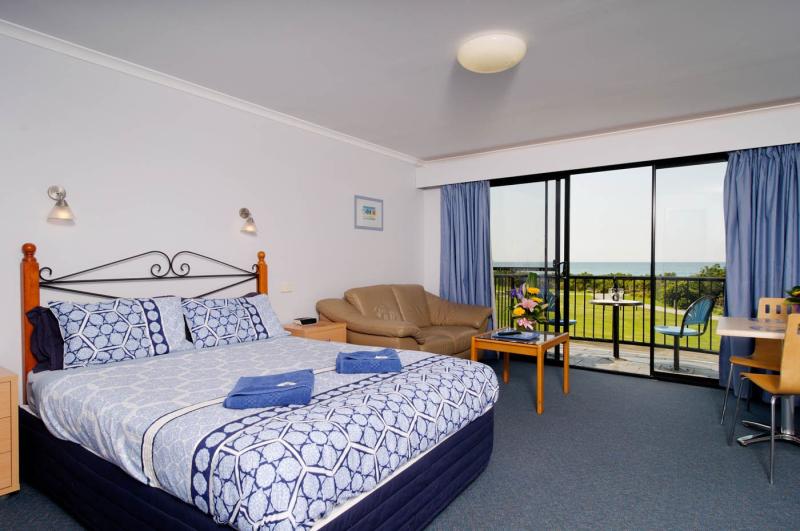 Deluxe Spa Room
 - Apollo Bay Waterfront Motor Inn