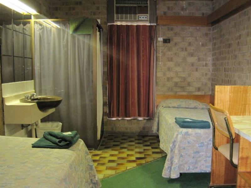 Twin Shower Room
- Desert Rose Inn