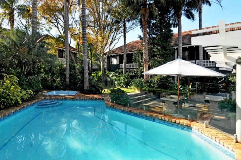 Poolside
 - Emerald Inn on Takapuna Beach