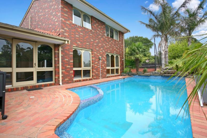 Outdoor pool
- Frankston B&B