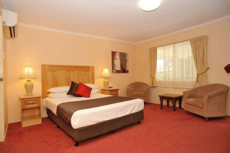 Spacious Deluxe Room
 - McNevins Maryborough Motel