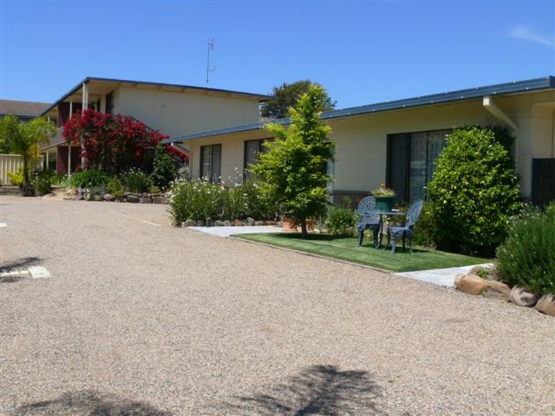 Sandpiper Holiday Apartments Units Merimbula From Road,
- Sandpiper Holiday Units