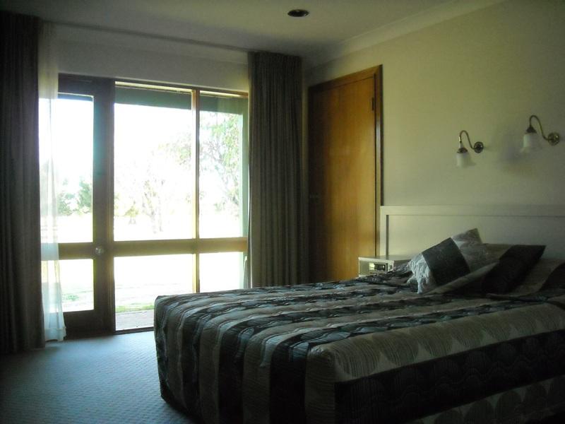 room03
 - Town and Country Motor Inn Forbes