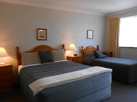 Queen room
 - Blue Diamond Motor Inn
