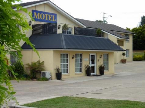 Exterior of property
 - Best Western Coachmans Inn Motel