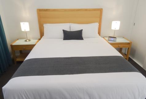 Queen room - Fawkner Executive Suites and Serviced Apartments