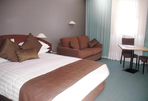 Deluxe queen
- Hospitality Esperance, SureStay Collection by Best Western