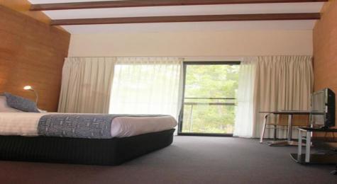 Queen room
 - Best Western Pemberton Hotel