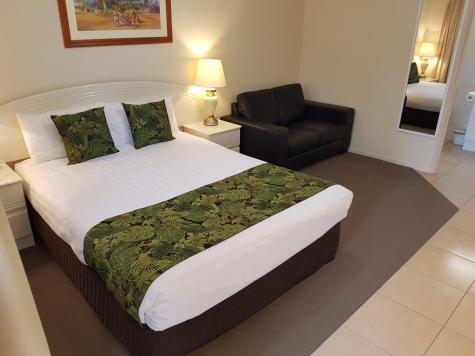 Queen Room
 - The Palms Motel