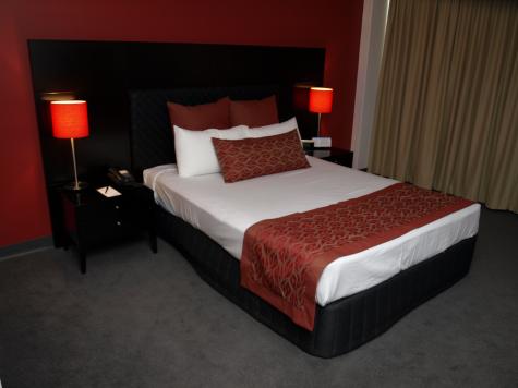 Deluxe Queen Room
 - Leichhardt Hotel Rockhampton
