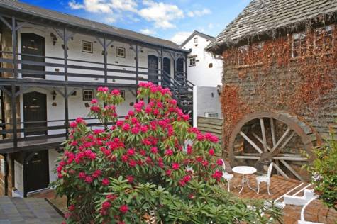 Courtyard
 - Leisure Inn Penny Royal