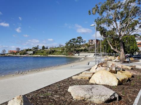 Walk to the beach  - Long Beach House Apartments