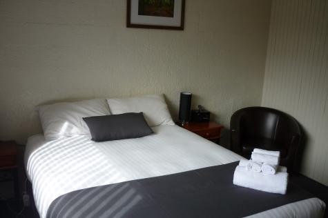 Queen Room
 - Silver Hills Motel