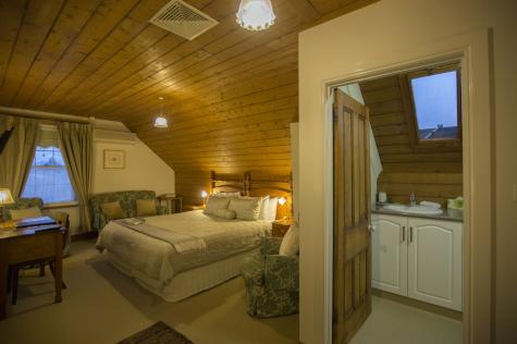 Upstairs King room with ensuite.  - The Racecourse Inn