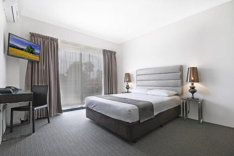Queen Studio
 - Value Suites Penrith