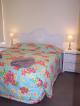 queen bed
 - Seashells Apartments Merimbula