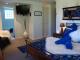 Sapphire Suite with Spa
 - Sunway Farm Bed & Breakfast & Rosebud Cottage